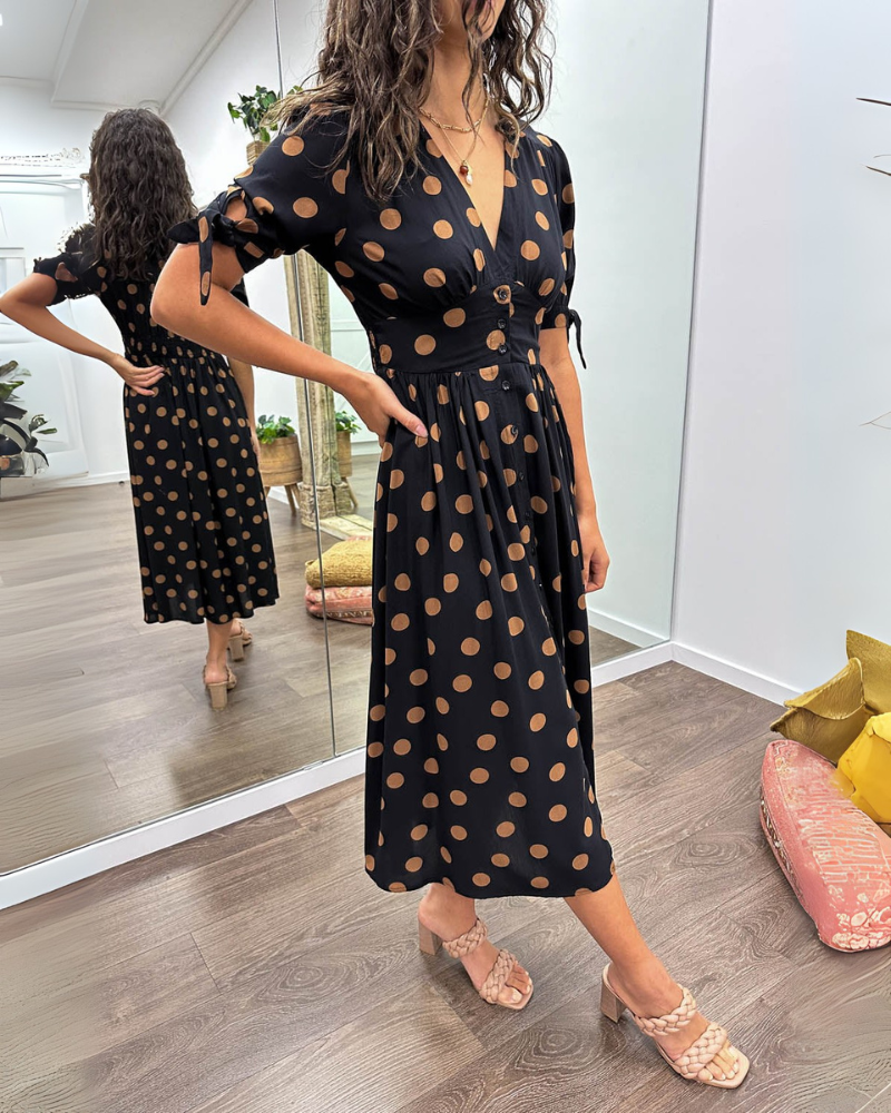 ANKA | Kleid mit Punkten, ausgestelltem Saum und betonter Taille