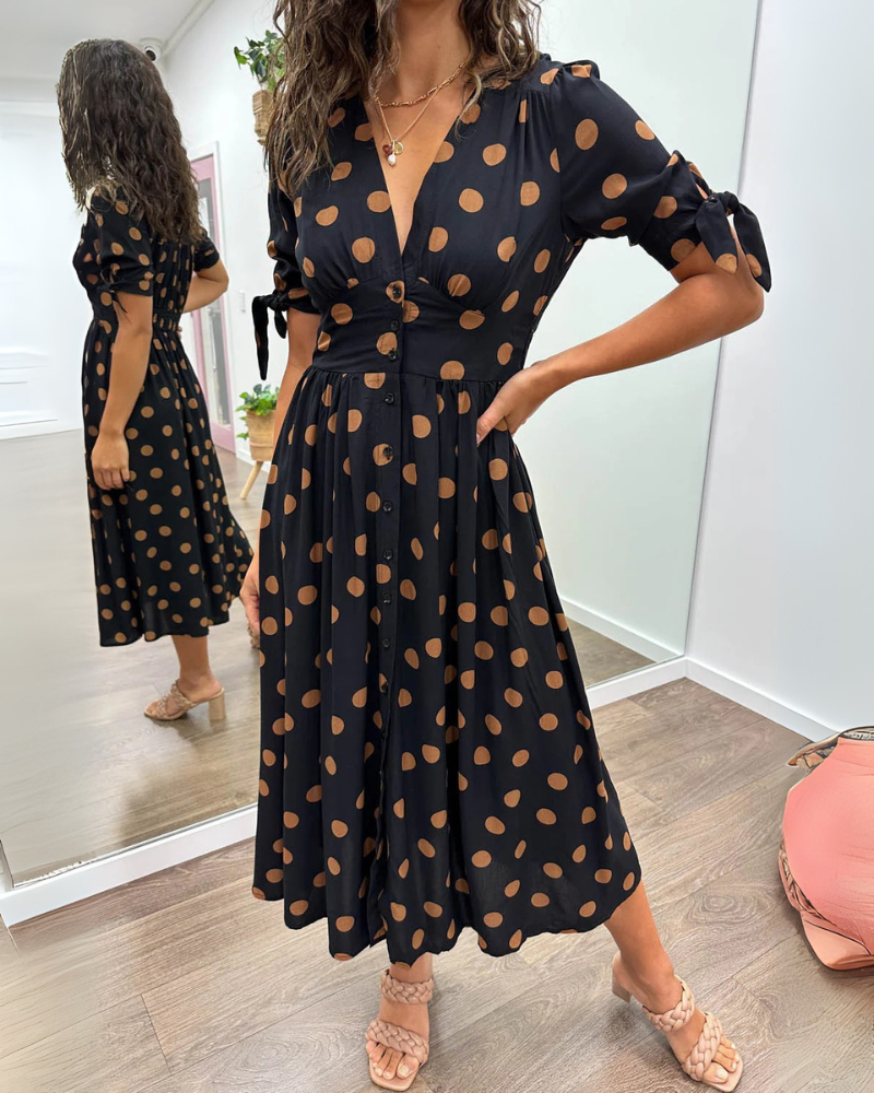 ANKA | Kleid mit Punkten, ausgestelltem Saum und betonter Taille