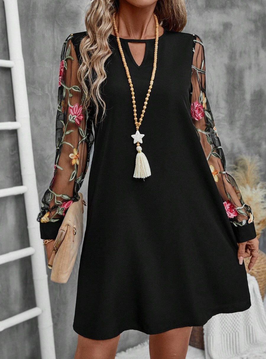 JOLANTA | Elegantes Kleid mit V-Ausschnitt und auffälligen Ärmeln