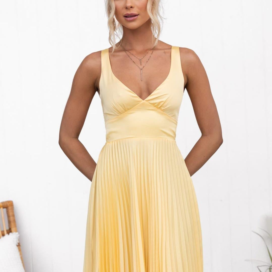 Rozemarijn™ | Gelbes Plissee-Maxikleid mit V-Ausschnitt