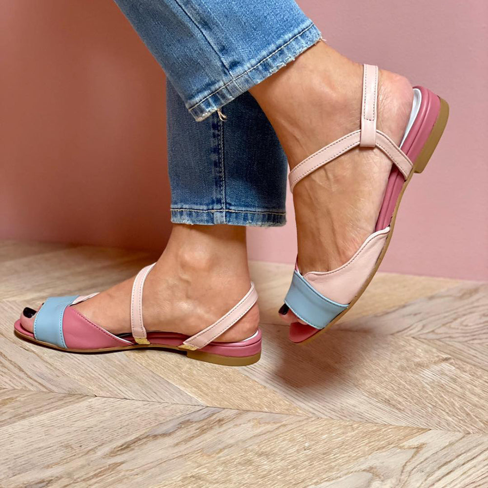 Roselina | Rosane asymmetrische Sandalen im Color-Block-Stil