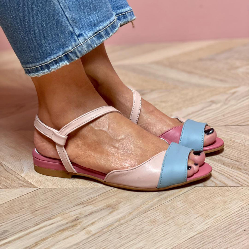 Roselina | Rosane asymmetrische Sandalen im Color-Block-Stil