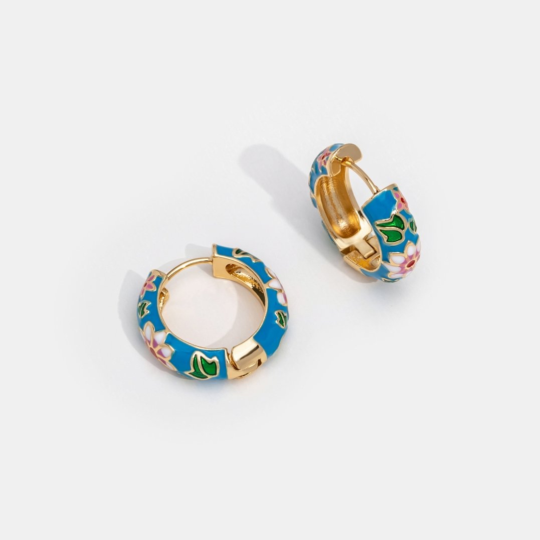 Goldene Ohrstecker mit Blume